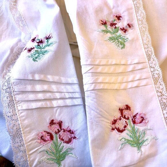 Laura Ashley Vintage 80's Long Robe White Cotton Embroidery Lace Made in U.A.E. - Picture 13 of 16